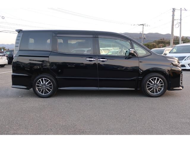 ヴォクシー ＺＳ　両側パワスラ　後席モニター　地デジＴＶ　Ｂｌｕｅｔｏｏｔｈ　バックカメラ　ＤＶＤビデオ　ＥＴＣ　ステアリングスイッチ　リア＆オートエアコン　オートライト　フロントフォグ　スマートキー（50枚目）