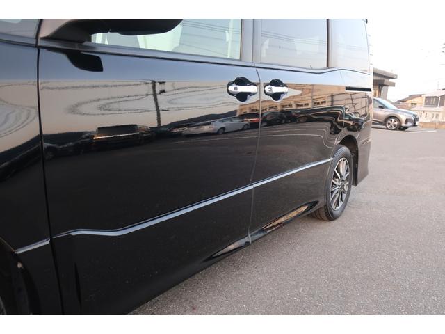 ヴォクシー ＺＳ　両側パワスラ　後席モニター　地デジＴＶ　Ｂｌｕｅｔｏｏｔｈ　バックカメラ　ＤＶＤビデオ　ＥＴＣ　ステアリングスイッチ　リア＆オートエアコン　オートライト　フロントフォグ　スマートキー（65枚目）