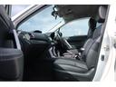 助手席側シートも綺麗で広々。大切な方を乗せてのロングドライブも足を伸ばしてゆったりとくつろいで頂けます。