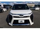 大人気ミニバン車。正面からのフロントマスクは堂々たる風格。