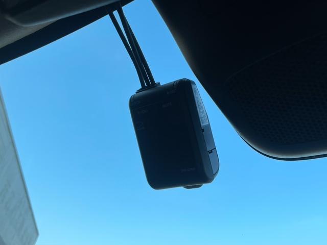 ヴェゼル ｅ：ＨＥＶＸ・ＨｕＮＴパッケージ　Ｈコネクトナビ／３カメドラレコ／ＥＴＣ２．０／Ｂカメラ／ルーフレール／元自社デモカー　盗難防止システム　地デジフルセグ　サイドエアバッグ　クリアランスソナー　横滑り防止機能　スマートキー　禁煙　ＡＢＳ（13枚目）