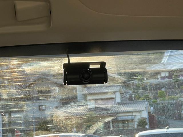 ヴェゼル ｅ：ＨＥＶＸ・ＨｕＮＴパッケージ　Ｈコネクトナビ／３カメドラレコ／ＥＴＣ２．０／Ｂカメラ／ルーフレール／元自社デモカー　盗難防止システム　地デジフルセグ　サイドエアバッグ　クリアランスソナー　横滑り防止機能　スマートキー　禁煙　ＡＢＳ（14枚目）