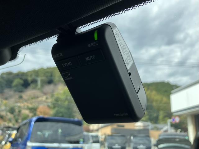 シビック ｅ：ＨＥＶ　Ｈコネクトナビ／Ｆロアスカート／Ｒスポイラー／ブラックエンブレム／３カメドラレコ／ＢＯＳＥサウンド／ＥＴＣ２．０／Ｐシート／Ｐセンサー　盗難防止システム　クリアランスソナー　オートクルーズコントロール（18枚目）