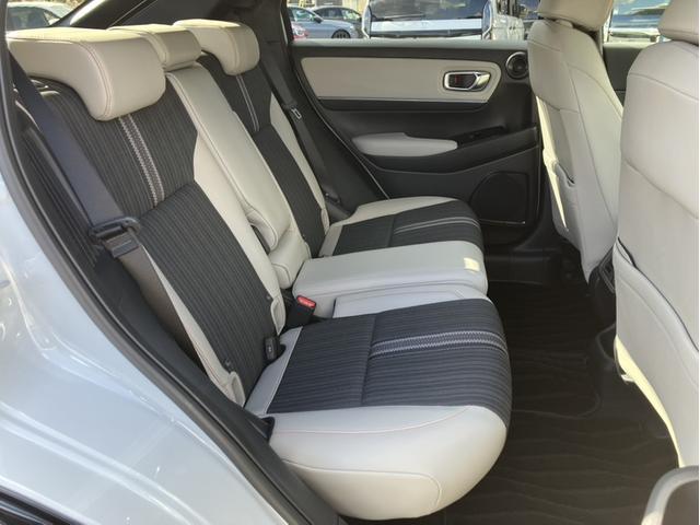 ヴェゼル ｅ：ＨＥＶＰＬａＹ　Ｈコネクトナビ／ムーンルーフ／ＢＳＭ／ＥＴＣ２．０／Ｂカメラ／Ｐセンサー／シートヒーター／１オーナー車　衝突被害軽減ブレーキ　カーテンエアバッグ　盗難防止装置　アイドルストップ　ＡＢＳ　ＥＳＣ　禁煙（12枚目）