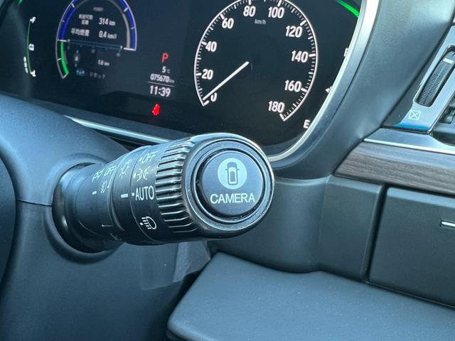 ���}���`�r���[�J�����V�X�e�����t�����g�E���A�E���E�h�A�~���[���̃J�������瓾�������R���s���[�^�[����́B�܂�ŏ�󂩂猩���낵���悤�ɘH�ʂ��f���o���A�󋵂ɉ������f�����i�r��ʂɕ\�����܂��B