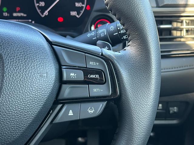 �X�C�b�`����ň�葬�x�ɑ��s�𐧌�B�����A�����̏��Ȃ��������H�Ȃǂł̉^�]�������K�ɂ���N���[�Y�R���g���[���𑕔��B