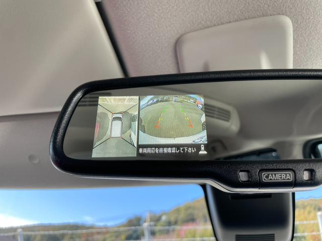 ���}���`�r���[�J�����V�X�e�����t�����g�E���A�E���E�h�A�~���[���̃J�������瓾�������R���s���[�^�[����́B�܂�ŏ�󂩂猩���낵���悤�ɘH�ʂ��f���o���A�󋵂ɉ������f�����i�r��ʂɕ\�����܂��B