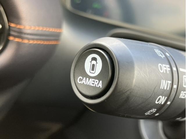 ���}���`�r���[�J�����V�X�e�����t�����g�E���A�E���E�h�A�~���[���̃J�������瓾�������R���s���[�^�[����́B�܂�ŏ�󂩂猩���낵���悤�ɘH�ʂ��f���o���A�󋵂ɉ������f�����i�r��ʂɕ\�����܂��B