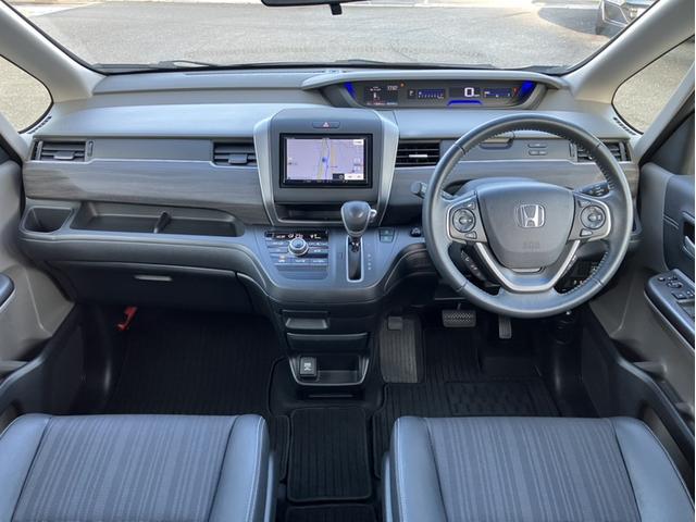 フリード Ｇ・ホンダセンシング　Ｓパケ／Ｃパケ／７人乗り／社外７型ナビ／前方ドラレコ／Ｂカメラ／半革シート／１５インチアルミ／１オーナー車　フルセグ地デジ　点検記録簿　追従走行　電動ミラー　サイドエアバッグ　ワンオーナー車　ＬＫＡ（10枚目）