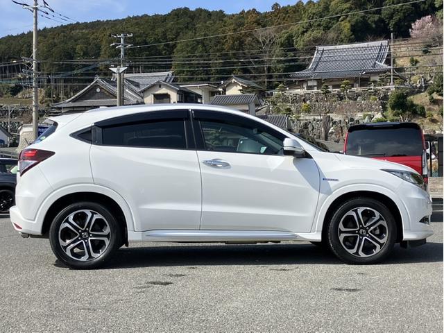 ヴェゼル ハイブリッドＺ・ホンダセンシング　社外８インチナビ／Ｂカメラ／ＥＴＣ／シートヒーター／１オーナー車　地デジチューナー　スマートキ－　運転席助手席エアバッグ　Ｂｌｕｅｔｏｏｔｈ対応　電動格納ドアミラー　車線逸脱　１オーナ－　ＥＳＣ（5枚目）