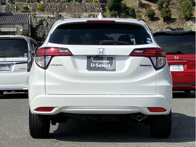 ヴェゼル ハイブリッドＺ・ホンダセンシング　社外８インチナビ／Ｂカメラ／ＥＴＣ／シートヒーター／１オーナー車　地デジチューナー　スマートキ－　運転席助手席エアバッグ　Ｂｌｕｅｔｏｏｔｈ対応　電動格納ドアミラー　車線逸脱　１オーナ－　ＥＳＣ（8枚目）