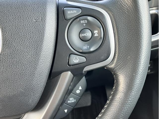 �X�C�b�`����ň�葬�x�ɑ��s�𐧌�B�����A�����̏��Ȃ��������H�Ȃǂł̉^�]�������K�ɂ���N���[�Y�R���g���[���𑕔��B