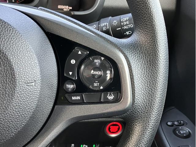 �X�C�b�`����ň�葬�x�ɑ��s�𐧌�B�����A�����̏��Ȃ��������H�Ȃǂł̉^�]�������K�ɂ���N���[�Y�R���g���[���𑕔��B