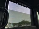 リア窓ガラスには日射しをやわらげるロールサンシェード付き☆