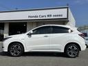 ヴェゼル ハイブリッドＺ・ホンダセンシング　社外８インチナビ／Ｂカメラ／ＥＴＣ／シートヒーター／１オーナー車　地デジチューナー　スマートキ－　運転席助手席エアバッグ　Ｂｌｕｅｔｏｏｔｈ対応　電動格納ドアミラー　車線逸脱　１オーナ－　ＥＳＣ（6枚目）