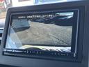 バックモニター装備。画面にて後方の確認が行えるので、バック駐車や車庫入れの際には重宝します。車の運転に慣れない方でも安心のガイドライン表示機能付。
