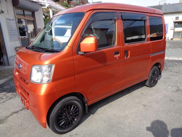 サンバーバン ＶＣターボ　１年保証　禁煙１オーナー　５速ＭＴ　両スライドドア　２分割リアシート　ＳＤナビ　フルセグ　ＤＶＤ再　Ｂｌｕｅｔｏｏｔｈ　Ｂカメラ　ＥＴＣ　外スピーカー　外アルミ　純正リアカーテン　フィルム施工　車中泊（4枚目）