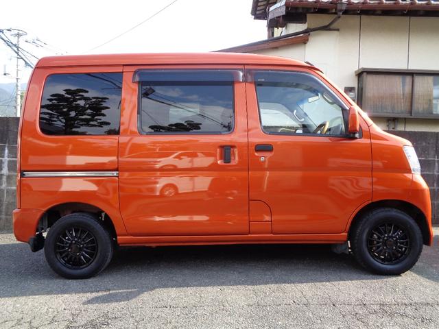 サンバーバン ＶＣターボ　１年保証　禁煙１オーナー　５速ＭＴ　両スライドドア　２分割リアシート　ＳＤナビ　フルセグ　ＤＶＤ再　Ｂｌｕｅｔｏｏｔｈ　Ｂカメラ　ＥＴＣ　外スピーカー　外アルミ　純正リアカーテン　フィルム施工　車中泊（8枚目）