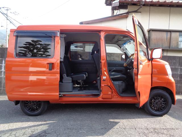 サンバーバン ＶＣターボ　１年保証　禁煙１オーナー　５速ＭＴ　両スライドドア　２分割リアシート　ＳＤナビ　フルセグ　ＤＶＤ再　Ｂｌｕｅｔｏｏｔｈ　Ｂカメラ　ＥＴＣ　外スピーカー　外アルミ　純正リアカーテン　フィルム施工　車中泊（9枚目）