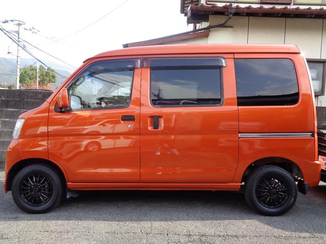 サンバーバン ＶＣターボ　１年保証　禁煙１オーナー　５速ＭＴ　両スライドドア　２分割リアシート　ＳＤナビ　フルセグ　ＤＶＤ再　Ｂｌｕｅｔｏｏｔｈ　Ｂカメラ　ＥＴＣ　外スピーカー　外アルミ　純正リアカーテン　フィルム施工　車中泊（10枚目）