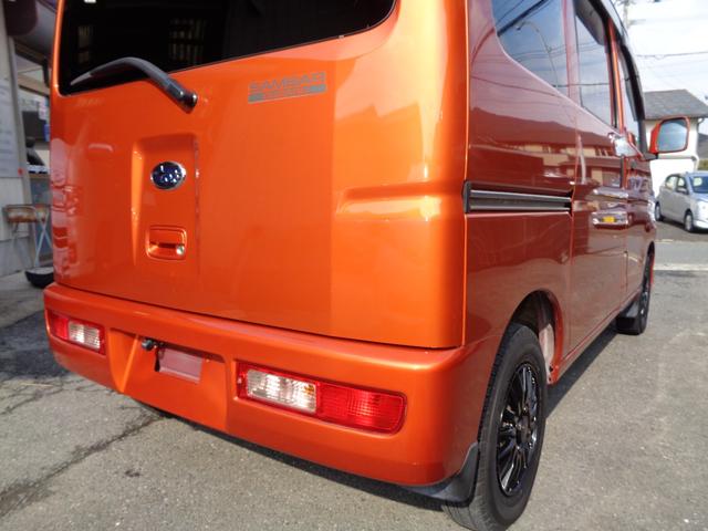 サンバーバン ＶＣターボ　１年保証　禁煙１オーナー　５速ＭＴ　両スライドドア　２分割リアシート　ＳＤナビ　フルセグ　ＤＶＤ再　Ｂｌｕｅｔｏｏｔｈ　Ｂカメラ　ＥＴＣ　外スピーカー　外アルミ　純正リアカーテン　フィルム施工　車中泊（17枚目）