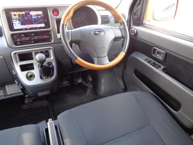 サンバーバン ＶＣターボ　１年保証　禁煙１オーナー　５速ＭＴ　両スライドドア　２分割リアシート　ＳＤナビ　フルセグ　ＤＶＤ再　Ｂｌｕｅｔｏｏｔｈ　Ｂカメラ　ＥＴＣ　外スピーカー　外アルミ　純正リアカーテン　フィルム施工　車中泊（22枚目）