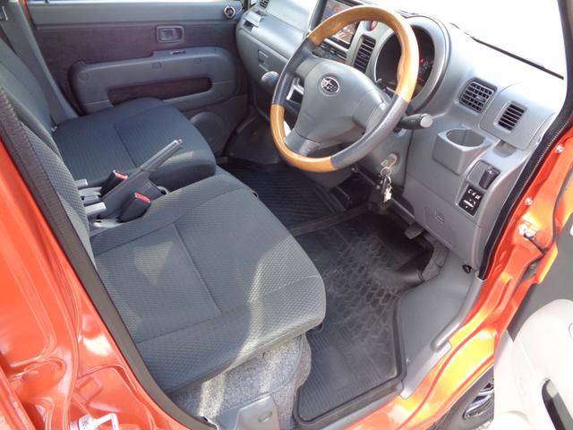 サンバーバン ＶＣターボ　１年保証　禁煙１オーナー　５速ＭＴ　両スライドドア　２分割リアシート　ＳＤナビ　フルセグ　ＤＶＤ再　Ｂｌｕｅｔｏｏｔｈ　Ｂカメラ　ＥＴＣ　外スピーカー　外アルミ　純正リアカーテン　フィルム施工　車中泊（24枚目）