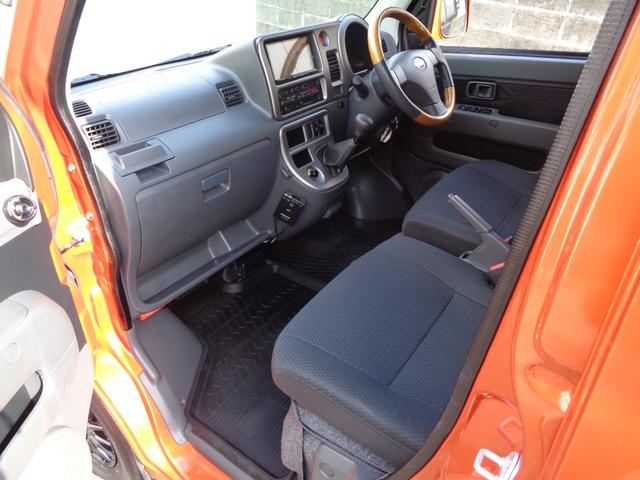 サンバーバン ＶＣターボ　１年保証　禁煙１オーナー　５速ＭＴ　両スライドドア　２分割リアシート　ＳＤナビ　フルセグ　ＤＶＤ再　Ｂｌｕｅｔｏｏｔｈ　Ｂカメラ　ＥＴＣ　外スピーカー　外アルミ　純正リアカーテン　フィルム施工　車中泊（37枚目）