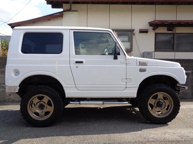 ジムニー ランドベンチャー　ＪＡ２２Ｗターボ　ＡＴ　リフトアップ　社外フロント＆サイド＆リアバンパー　背面タイヤレス　社外ハンドル　社外１６インチアルミ＆ヨコハマジオランダー　アンダーガード　外装同色塗装済　ＣＤ　ＵＳＢ（8枚目）