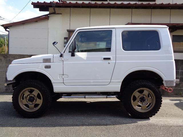 ジムニー ランドベンチャー　ＪＡ２２Ｗターボ　ＡＴ　リフトアップ　社外フロント＆サイド＆リアバンパー　背面タイヤレス　社外ハンドル　社外１６インチアルミ＆ヨコハマジオランダー　アンダーガード　外装同色塗装済　ＣＤ　ＵＳＢ（9枚目）