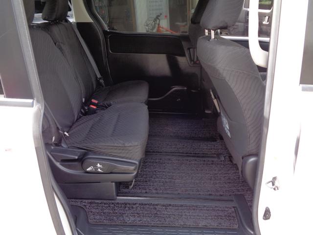 ヴォクシー ハイブリッドV 禁煙車 プッシュスタート スマートキー 後席モニター 両側電動ドア 純正9型ナビ フルセグTV DVD再 Bluetooth Bカメラ ETC 純正シートカバー LEDヘッドランプ 前席シートヒーター(42枚目)