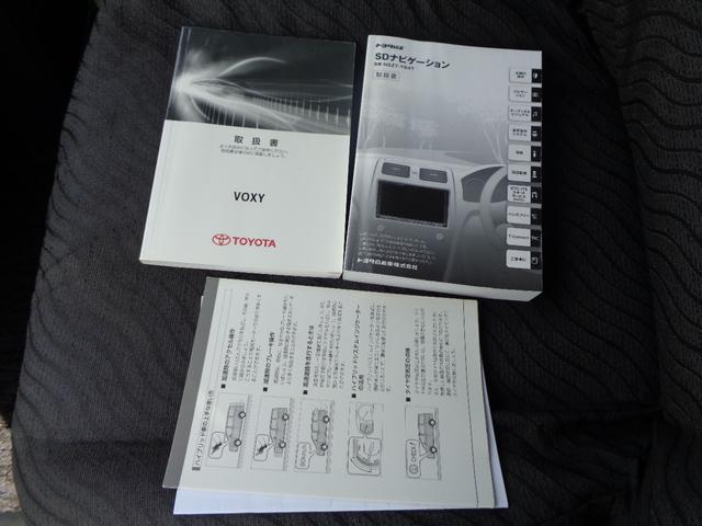 ヴォクシー ハイブリッドV 禁煙車 プッシュスタート スマートキー 後席モニター 両側電動ドア 純正9型ナビ フルセグTV DVD再 Bluetooth Bカメラ ETC 純正シートカバー LEDヘッドランプ 前席シートヒーター(63枚目)