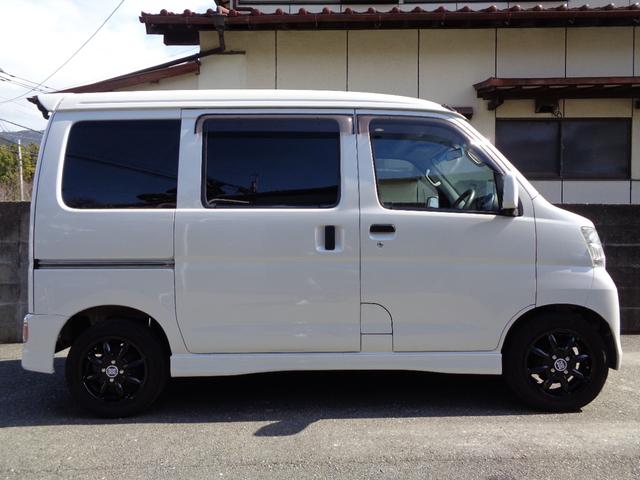 ハイゼットカーゴ クルーズターボリミテッド　１年保証　禁煙１オーナー　リア２分割シート　両側スライドドア　ＳＤナビ　フルセグＴＶ　ＤＶＤ再　Ｂｌｕｅｔｏｏｔｈ　バックカメラ　ＥＴＣ　サイドステップ＆リア廻り後期アトレーワゴン仕様　フィルム施工済（8枚目）