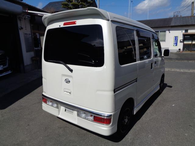 ハイゼットカーゴ クルーズターボリミテッド　１年保証　禁煙１オーナー　リア２分割シート　両側スライドドア　ＳＤナビ　フルセグＴＶ　ＤＶＤ再　Ｂｌｕｅｔｏｏｔｈ　バックカメラ　ＥＴＣ　サイドステップ＆リア廻り後期アトレーワゴン仕様　フィルム施工済（12枚目）