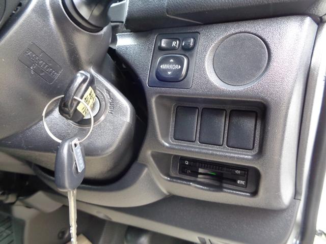 ハイエースバン ロングＤＸ　ＧＬパッケージ　５ドア３０００ｃｃディーゼルターボ禁煙１オーナー６人乗　純正ナビ　フルセグ　ＤＶＤ再　Ｂｌｕｅｔｏｏｔｈ　Ｂカメラ　ＥＴＣ　純ＬＥＤヘッド　電格ミラー　ルーフキャリア＆リアラダー　ガラスフィルム施工（29枚目）