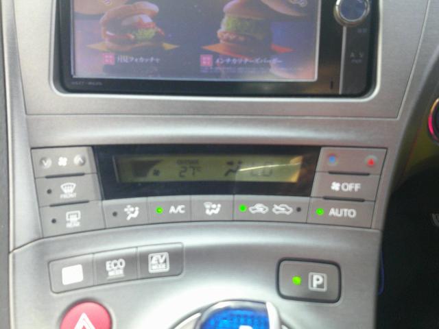 プリウス Ｓ　走行４００２０ｋｍ！　ＳＤナビ　フルセグＴＶ　Ｂｌｕｅｔｏｏｔｈ　バックカメラ　ＣＤ／ＤＶＤ　ステアリングスイッチ　ＨＩＤライト　フォグランプ　電動格納ミラー　アイドリングストップ　社外１５インチＡＷ（3枚目）