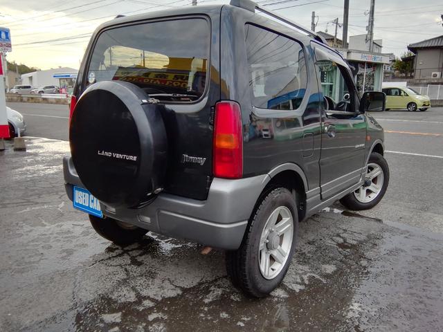 ジムニー ランドベンチャー　走行６７６３０ｋｍ！　５速ＭＴ　４ＷＤ切替　ＳＤナビ　ワンセグＴＶ　Ｂｌｕｅｔｏｏｔｈ　ＥＴＣ　背面タイヤ　ルーフレール　電動格納ミラー　１６インチアルミホイール　キーレス　エアコン　ＰＳ　ＰＷ（3枚目）