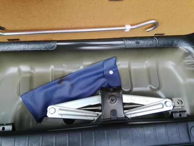 ジムニー ランドベンチャー　走行６７６３０ｋｍ！　５速ＭＴ　４ＷＤ切替　ＳＤナビ　ワンセグＴＶ　Ｂｌｕｅｔｏｏｔｈ　ＥＴＣ　背面タイヤ　ルーフレール　電動格納ミラー　１６インチアルミホイール　キーレス　エアコン　ＰＳ　ＰＷ（7枚目）