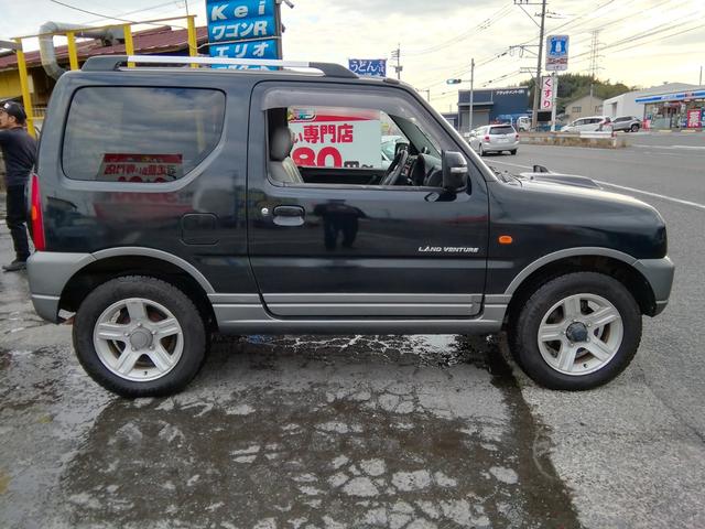 ジムニー ランドベンチャー　走行６７６３０ｋｍ！　５速ＭＴ　４ＷＤ切替　ＳＤナビ　ワンセグＴＶ　Ｂｌｕｅｔｏｏｔｈ　ＥＴＣ　背面タイヤ　ルーフレール　電動格納ミラー　１６インチアルミホイール　キーレス　エアコン　ＰＳ　ＰＷ（10枚目）