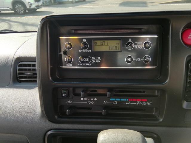 ハイゼットカーゴ ＤＸ　４ナンバー商用バン　走行６８１３０ＫＭ　ＣＤ再生　ラジオ　ライトレベライザー　社外１３インチアルミホイール　エアコン　パワーステアリング　パワーウィンドウ　ＡＢＳ　ダブルエアバック（2枚目）
