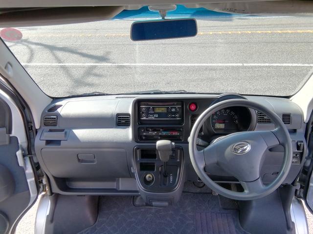 ハイゼットカーゴ ＤＸ　４ナンバー商用バン　走行６８１３０ＫＭ　ＣＤ再生　ラジオ　ライトレベライザー　社外１３インチアルミホイール　エアコン　パワーステアリング　パワーウィンドウ　ＡＢＳ　ダブルエアバック（8枚目）