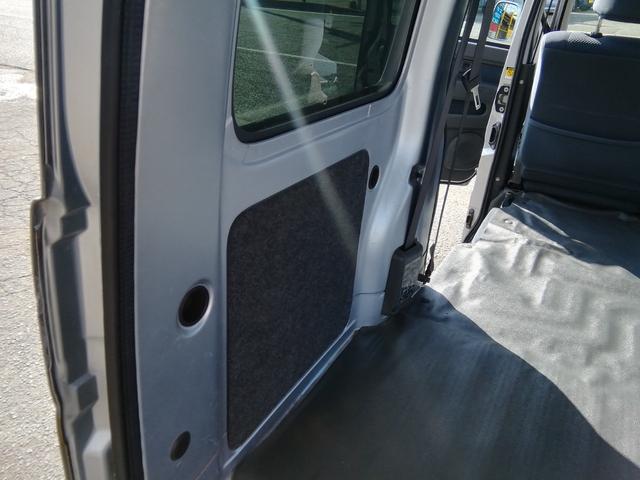 ハイゼットカーゴ ＤＸ　４ナンバー商用バン　走行６８１３０ＫＭ　ＣＤ再生　ラジオ　ライトレベライザー　社外１３インチアルミホイール　エアコン　パワーステアリング　パワーウィンドウ　ＡＢＳ　ダブルエアバック（11枚目）