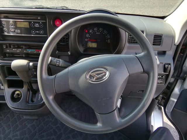ハイゼットカーゴ ＤＸ　４ナンバー商用バン　走行６８１３０ＫＭ　ＣＤ再生　ラジオ　ライトレベライザー　社外１３インチアルミホイール　エアコン　パワーステアリング　パワーウィンドウ　ＡＢＳ　ダブルエアバック（14枚目）