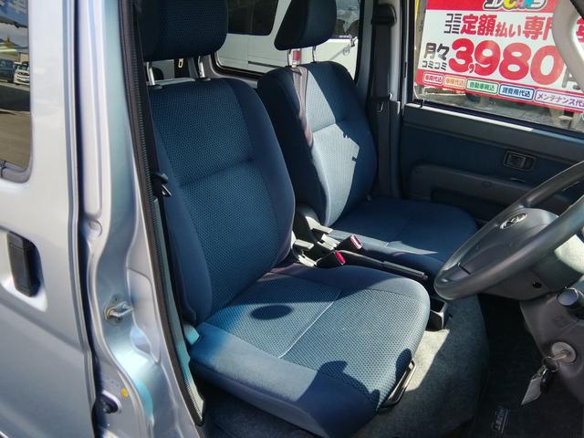 ハイゼットカーゴ ＤＸ　４ナンバー商用バン　走行６８１３０ＫＭ　ＣＤ再生　ラジオ　ライトレベライザー　社外１３インチアルミホイール　エアコン　パワーステアリング　パワーウィンドウ　ＡＢＳ　ダブルエアバック（17枚目）