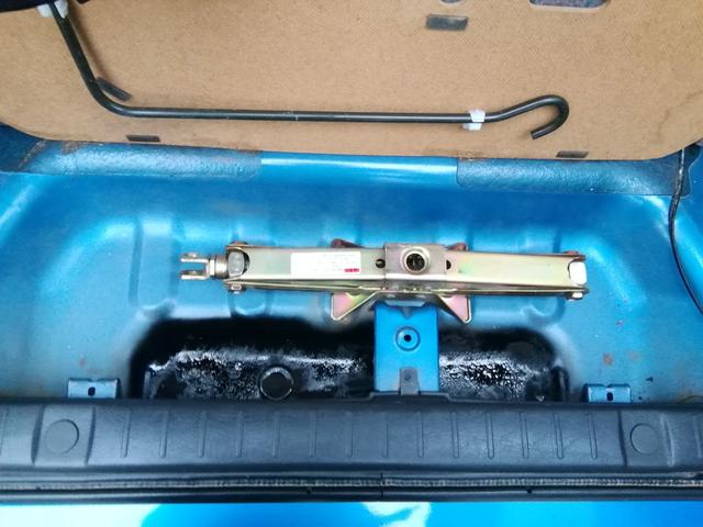 ジムニー XC 走行89520km 背面タイヤ ルーフレール 電動格納ミラー フォグランプ ETC CD再生 キーレス 16インチアルミホイール エアコン パワーステアリング ABS ダブルエアバック(4枚目)