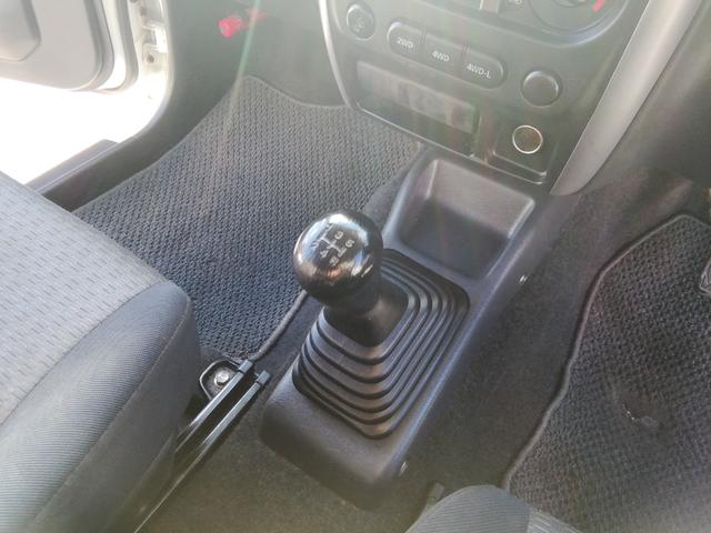 ＡＺオフロード ＸＣ　５速ＭＴ　４ＷＤ切替　ルーフレール　背面タイヤ　フォグランプ　ＣＤ再生　ライトレベライザー　電動格納ミラー　１６インチアルミホイール　エアコン　パワーステアリング　パワーウィンドウ　ＡＢＳ（8枚目）