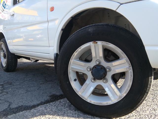 ＡＺオフロード ＸＣ　５速ＭＴ　４ＷＤ切替　ルーフレール　背面タイヤ　フォグランプ　ＣＤ再生　ライトレベライザー　電動格納ミラー　１６インチアルミホイール　エアコン　パワーステアリング　パワーウィンドウ　ＡＢＳ（18枚目）