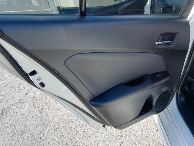 プリウス Ｓツーリングセレクション　モデリスタエアロ　ＳＤナビ　バックカメラ　フルセグＴＶ　Ｂｌｕｅｔｏｏｔｈ　ＣＤ／ＤＶＤ　クルーズコントロール　アイドリングストップ　衝突軽減ブレーキ　横滑り防止　オートＬＥＤライト　１７インチＡＷ（11枚目）