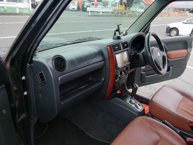 ジムニー ランドベンチャー　４ＷＤ切替　リフトアップ　ＨＤＤナビ　ワンセグＴＶ　ＣＤ／ＤＶＤ再生　社外１６インチＡＷ　フォグランプ　ハードカバー付き背面タイヤ　ハーフレザーシート　電動格納ミラー　ライトレベライザー　エアコン（9枚目）