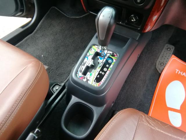 ジムニー ランドベンチャー　４ＷＤ切替　リフトアップ　ＨＤＤナビ　ワンセグＴＶ　ＣＤ／ＤＶＤ再生　社外１６インチＡＷ　フォグランプ　ハードカバー付き背面タイヤ　ハーフレザーシート　電動格納ミラー　ライトレベライザー　エアコン（14枚目）